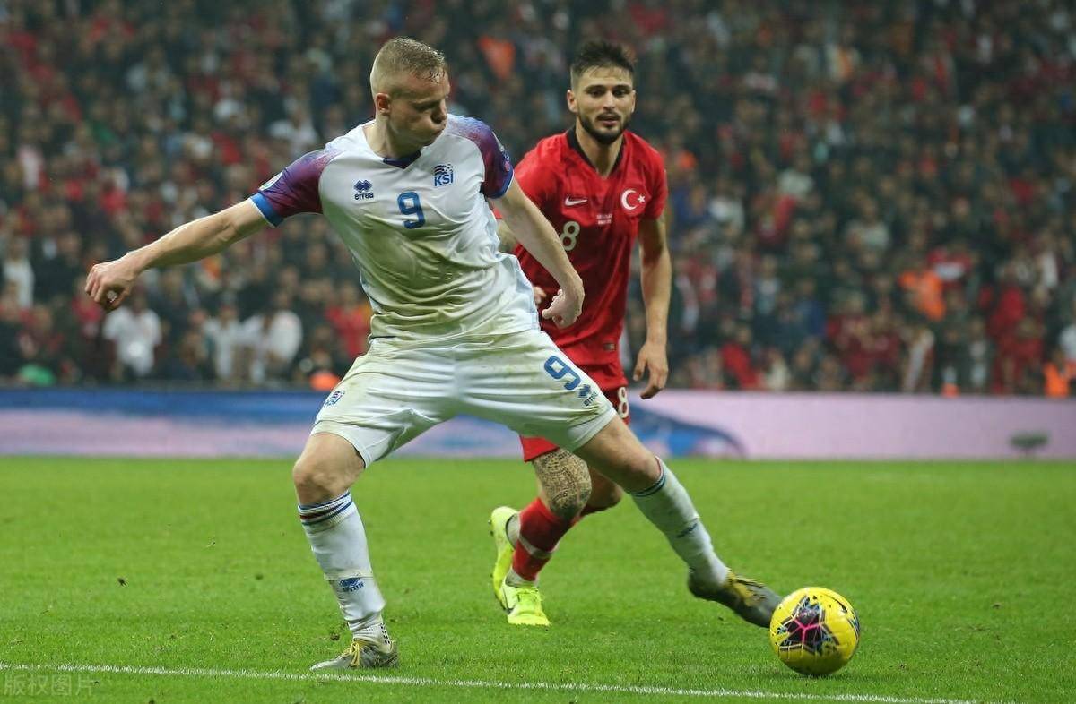 欧国联比赛冰岛队风雨无阻，坚持不懈战斗