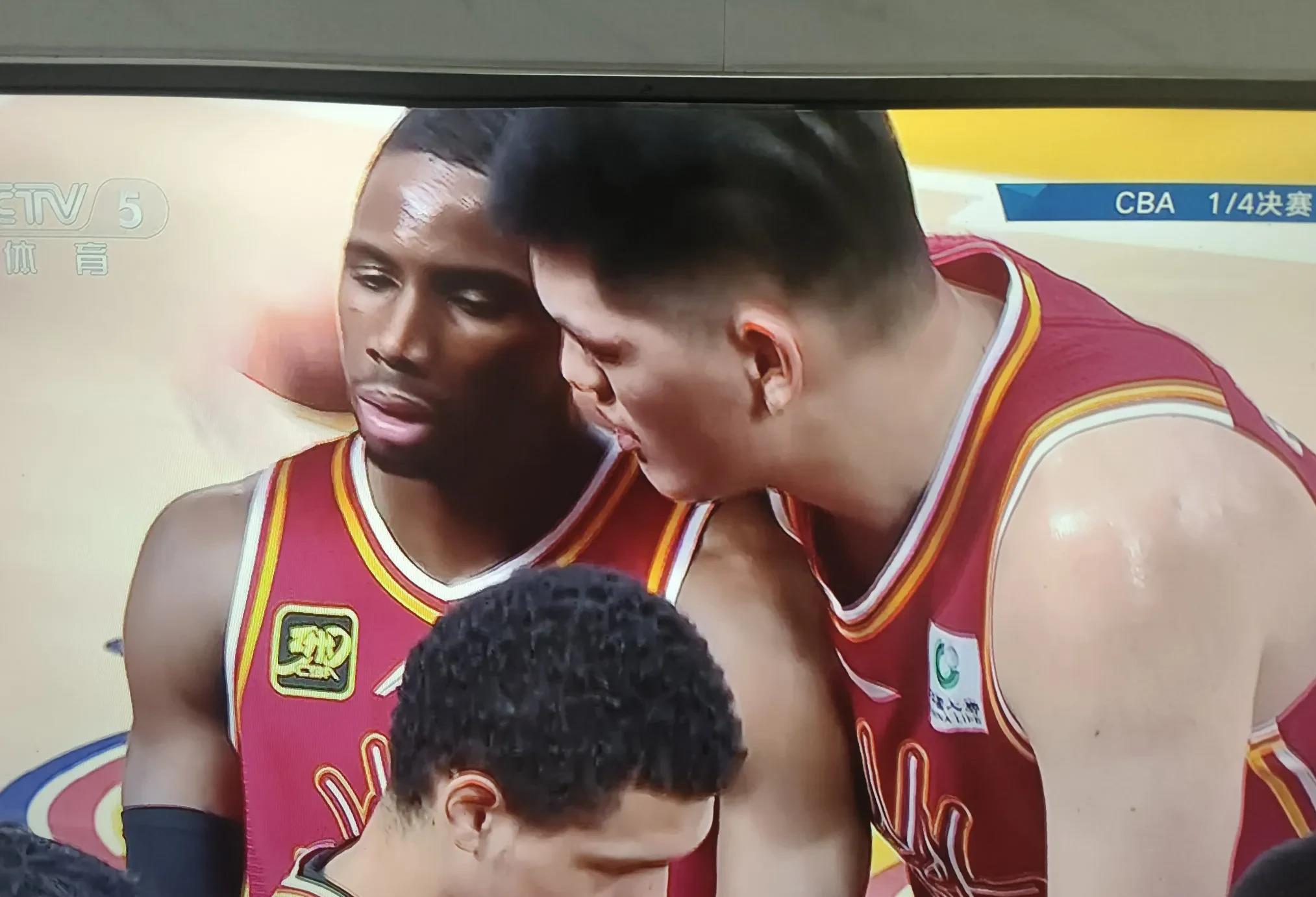 1xBit体育活动-比赛暂停期间，球队商讨战术