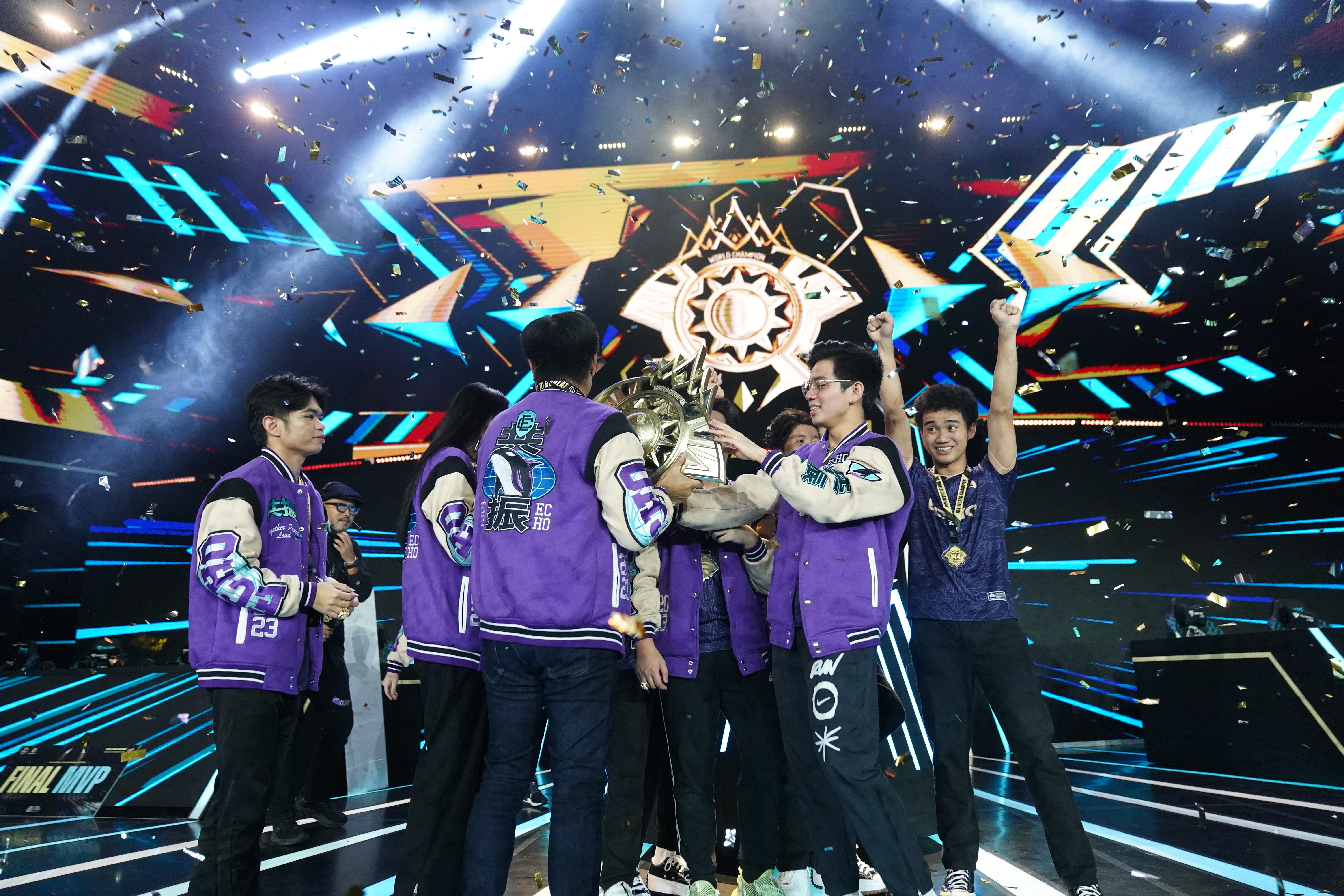 球场上演激烈厮杀，团队拼搏拼尽全力