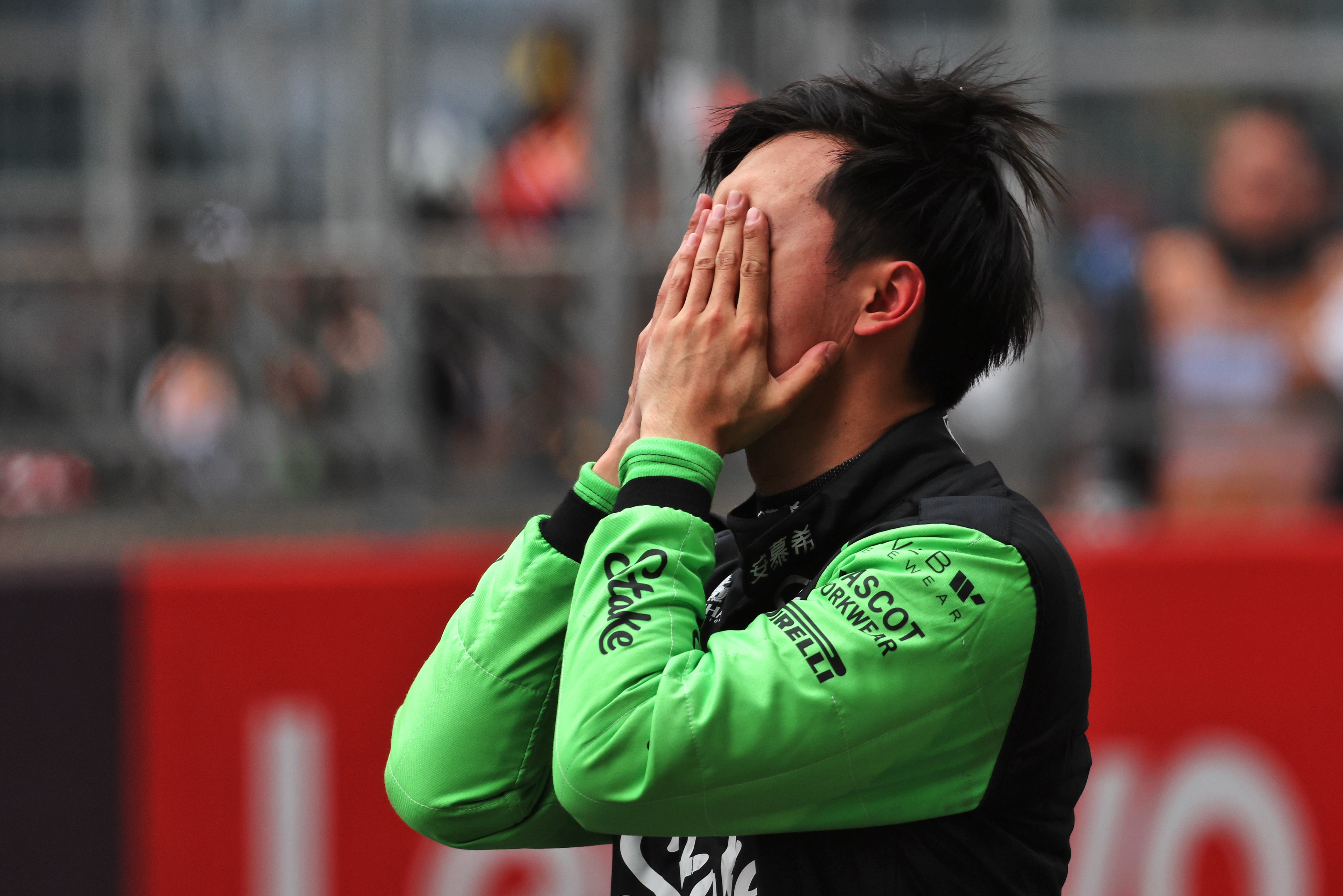 精彩比赛引领激动心情，观众尽兴欢呼