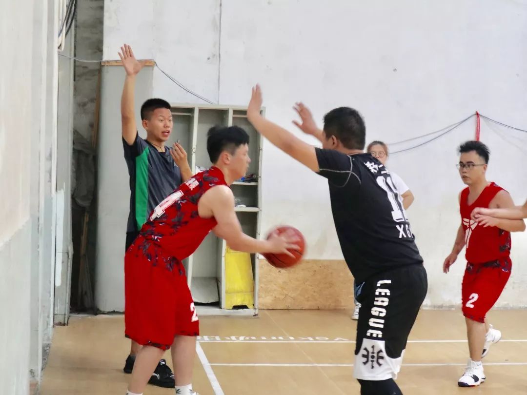 俄罗斯超级联赛篮球赛场上热闹非凡