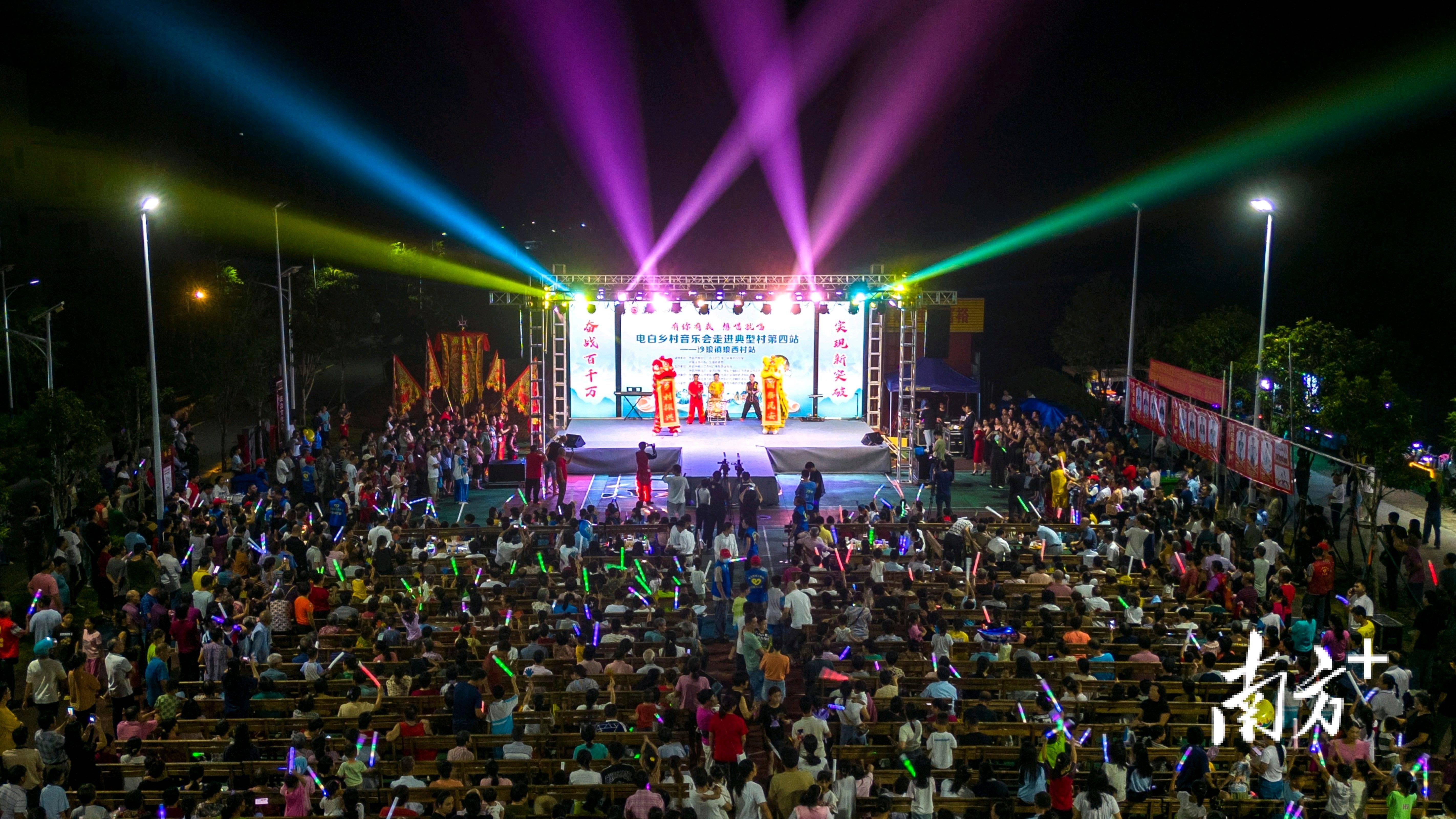 现场观众尖叫声不断，球场内外绝对精彩绝伦！的简单介绍