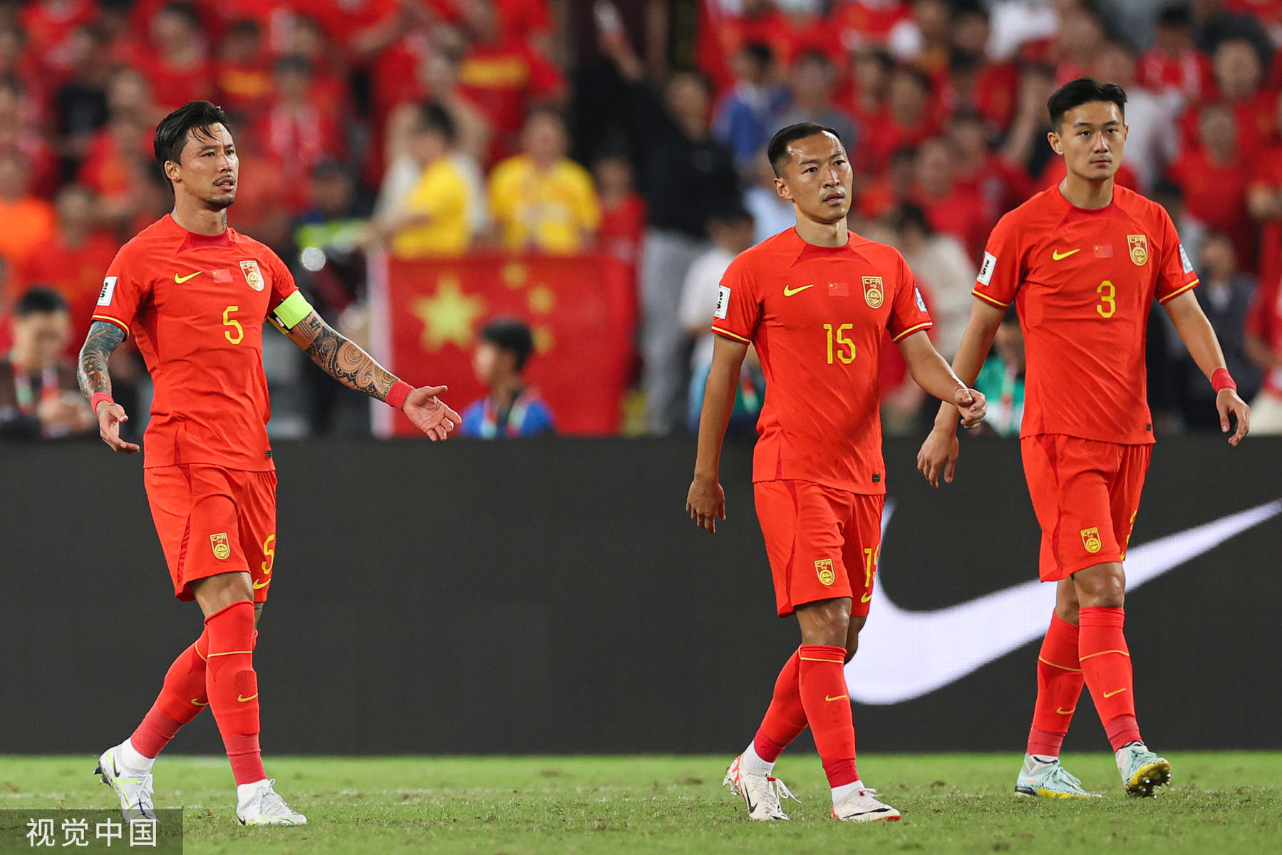 中国足球队出征国际比赛，备受瞩目