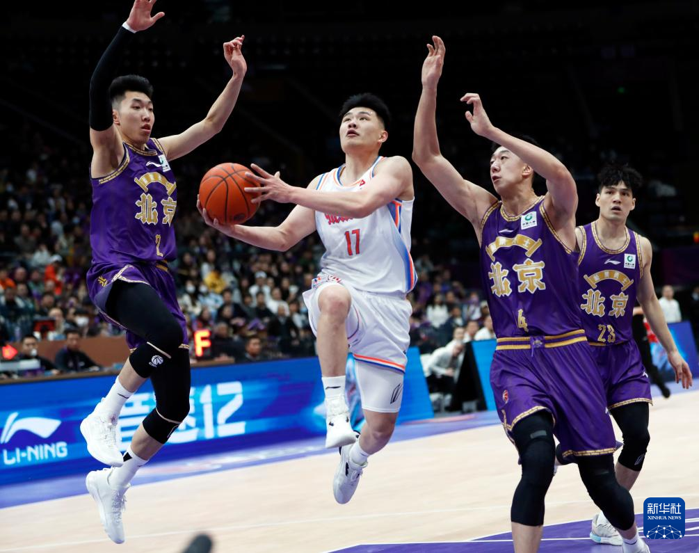 一支强队在男子篮球比赛中大获全胜