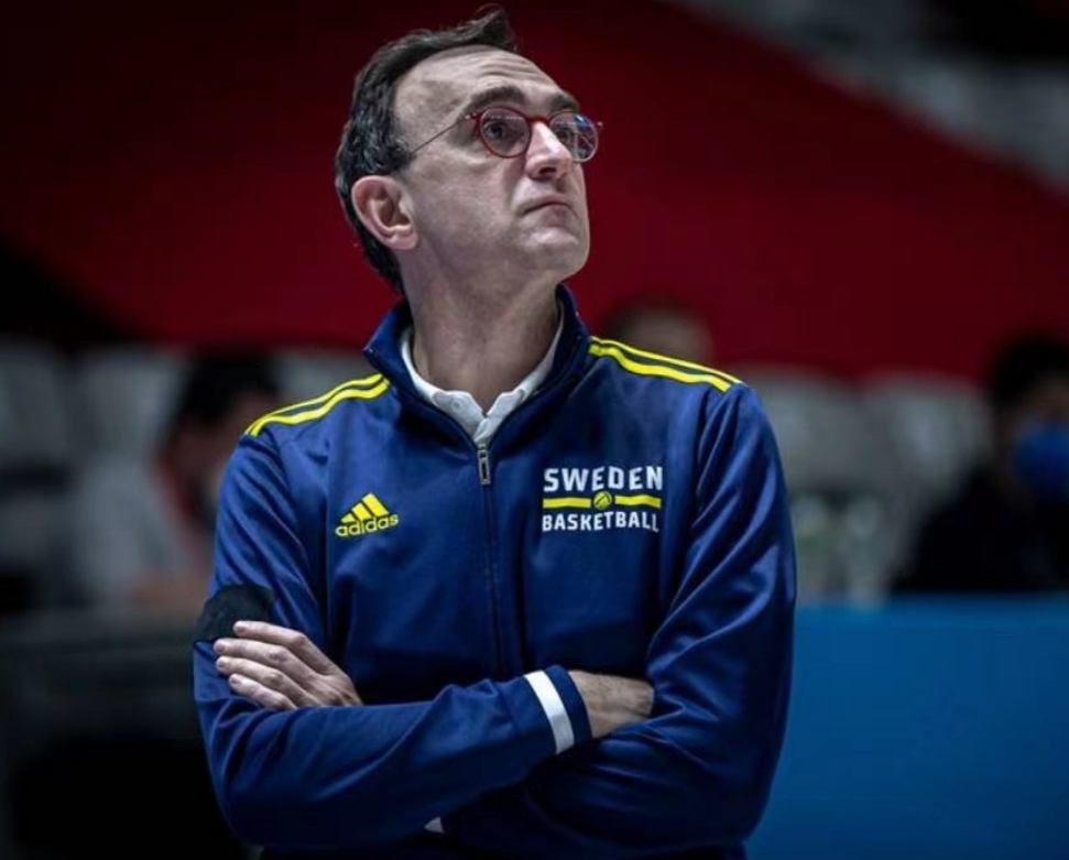 意外失误！球队助理教练犯错，导致比赛失利的简单介绍