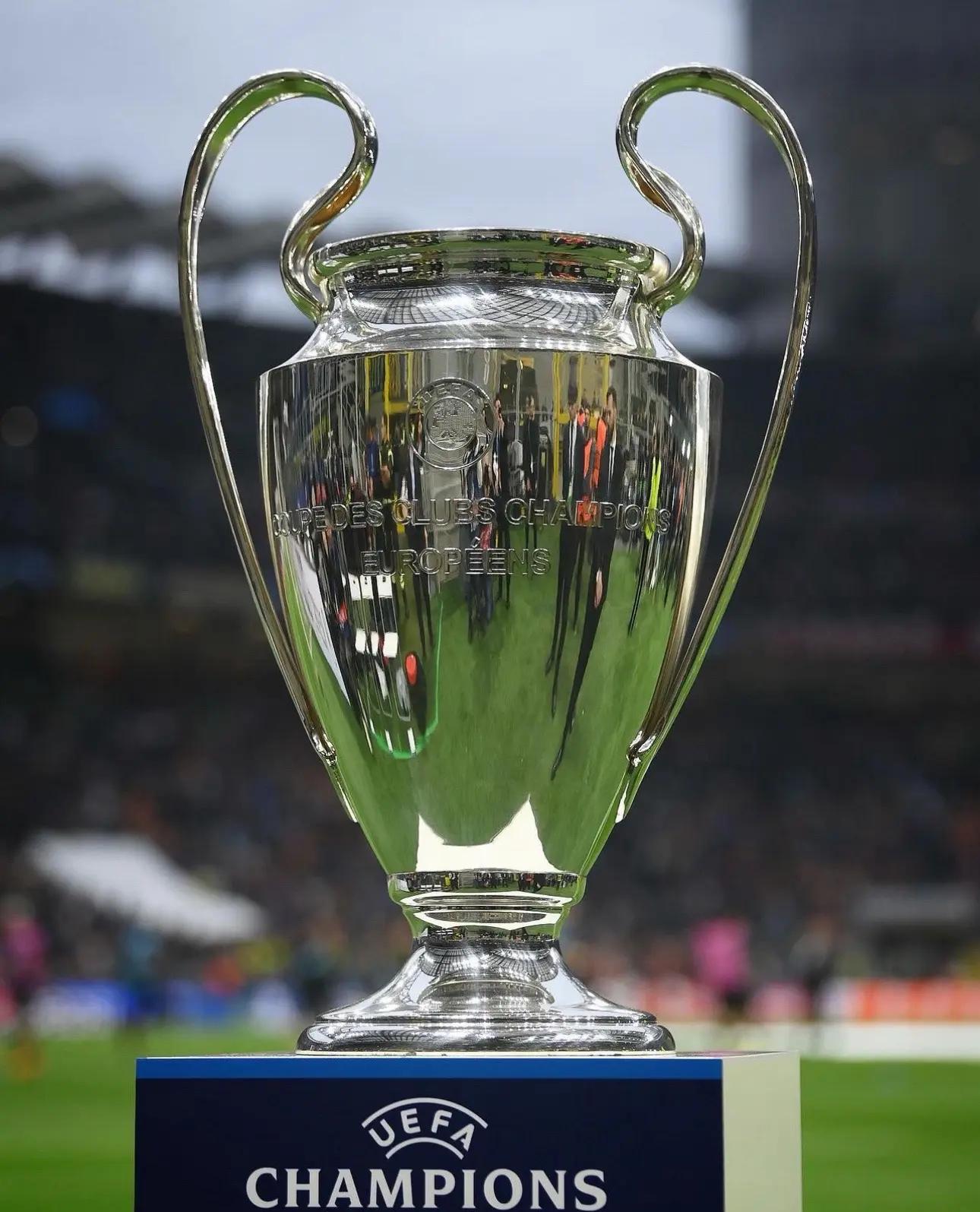 包含欧冠淘汰赛即将开始:激烈角逐迎面而来的词条