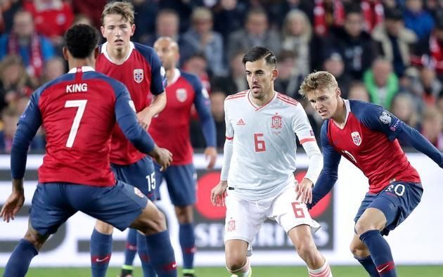 包含震撼一战：西班牙队力争战胜挪威队的反扑的词条