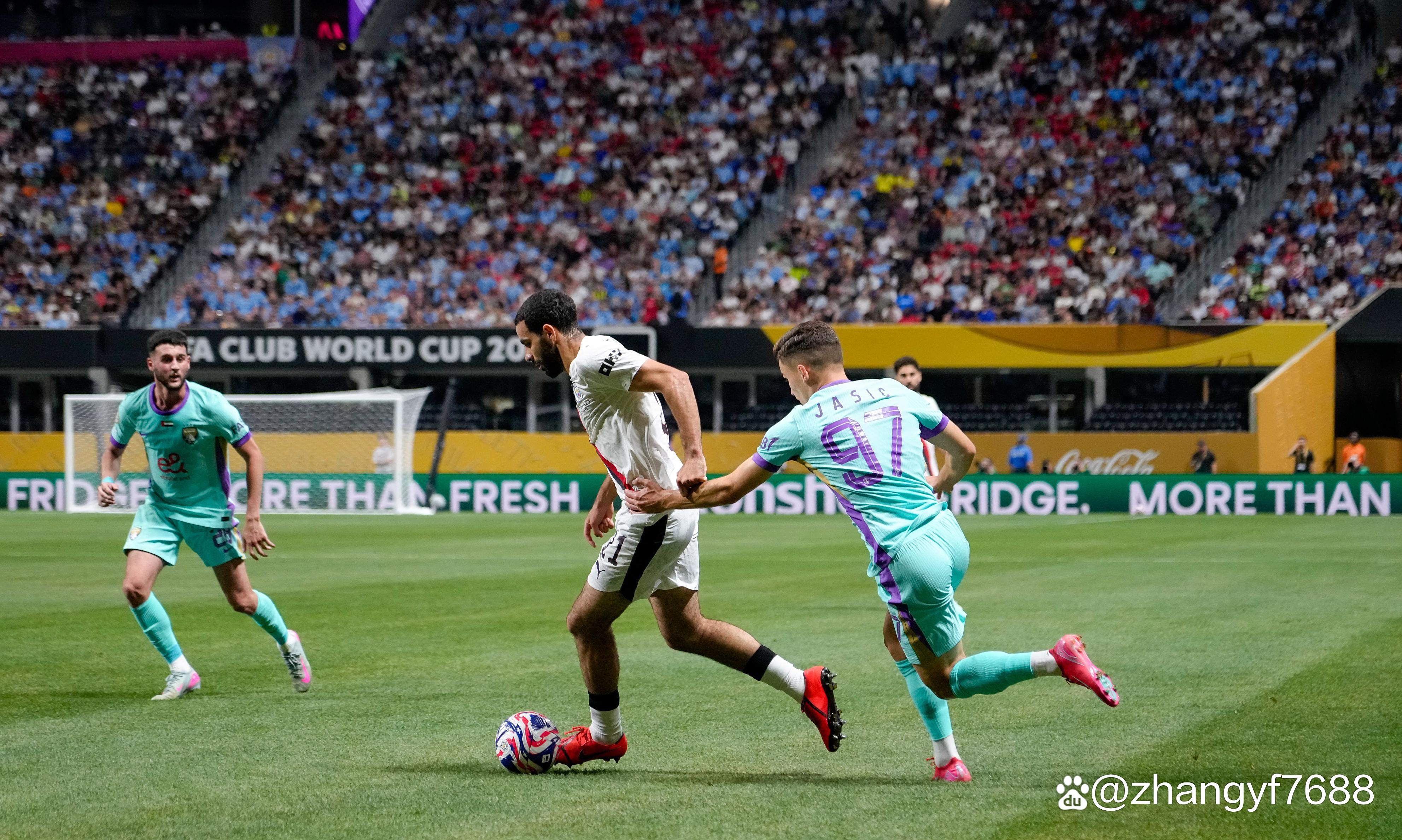 双杀对手！曼城队在比赛中取胜