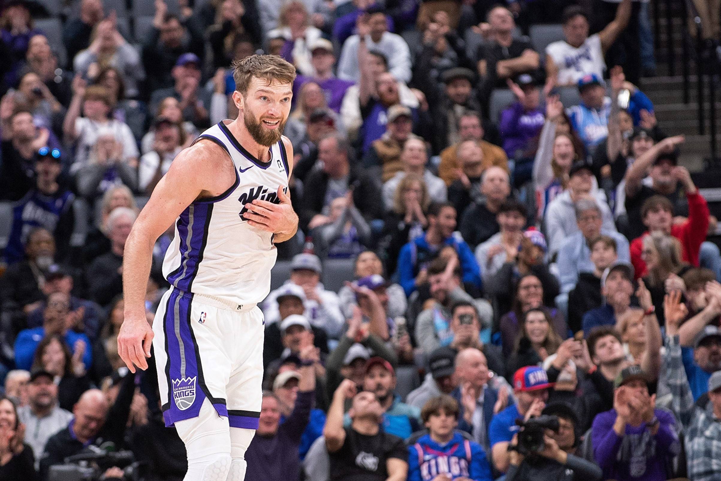 包含勇士后卫因伤缺席比赛，球队备战受影响的词条