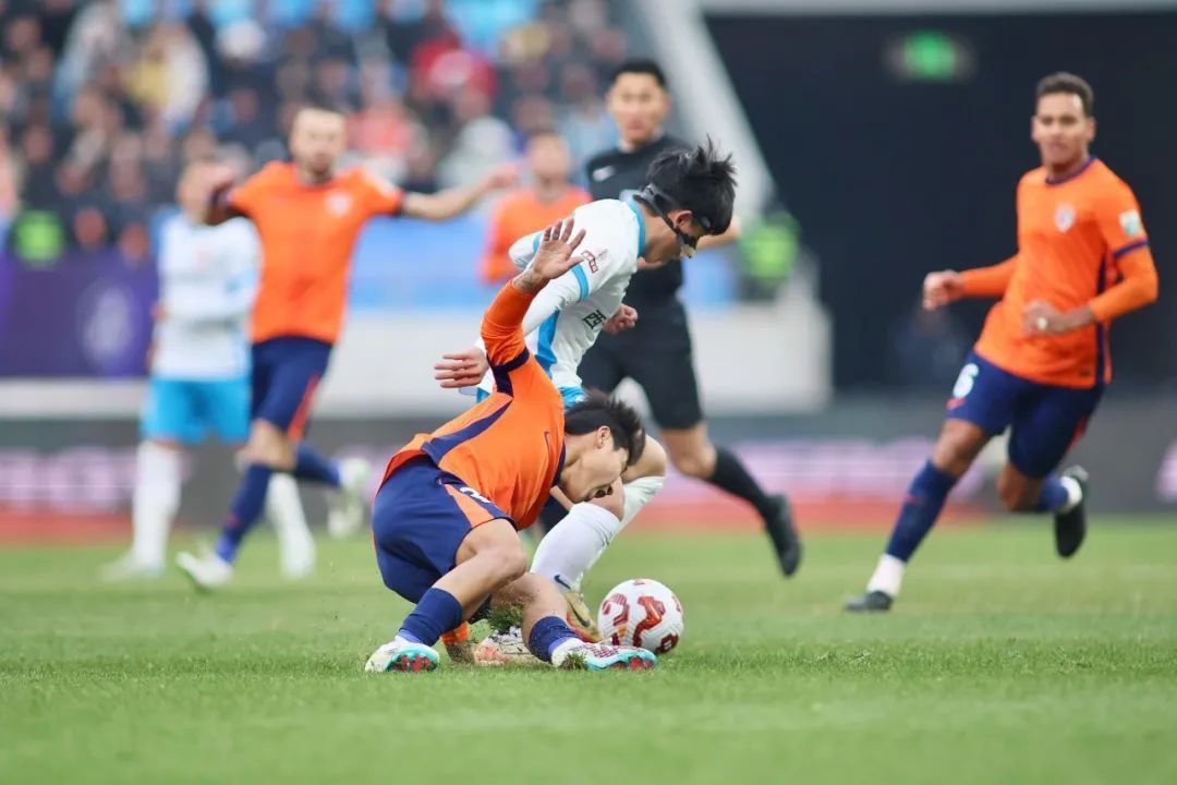 精彩回放展示球员出色的进攻技巧