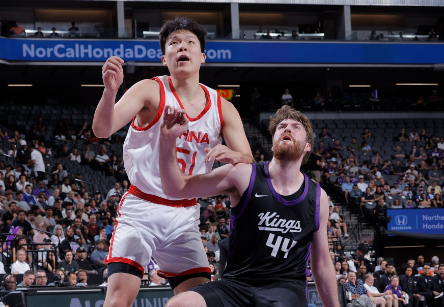 中国男篮遭遇马刺队围攻，输球收获教训