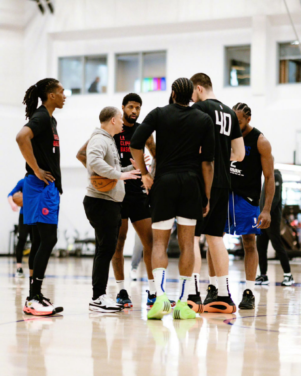 篮网全队表现亮眼，带领球队击败快船