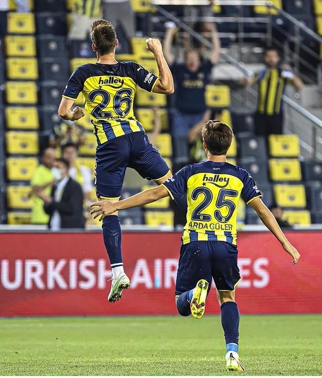 土耳其球员下场受伤,芬兰队上演绝杀,惊险比赛让球迷热血沸腾 土耳其球员下场受伤,芬兰队上演绝杀,惊险比赛让球迷热血沸腾